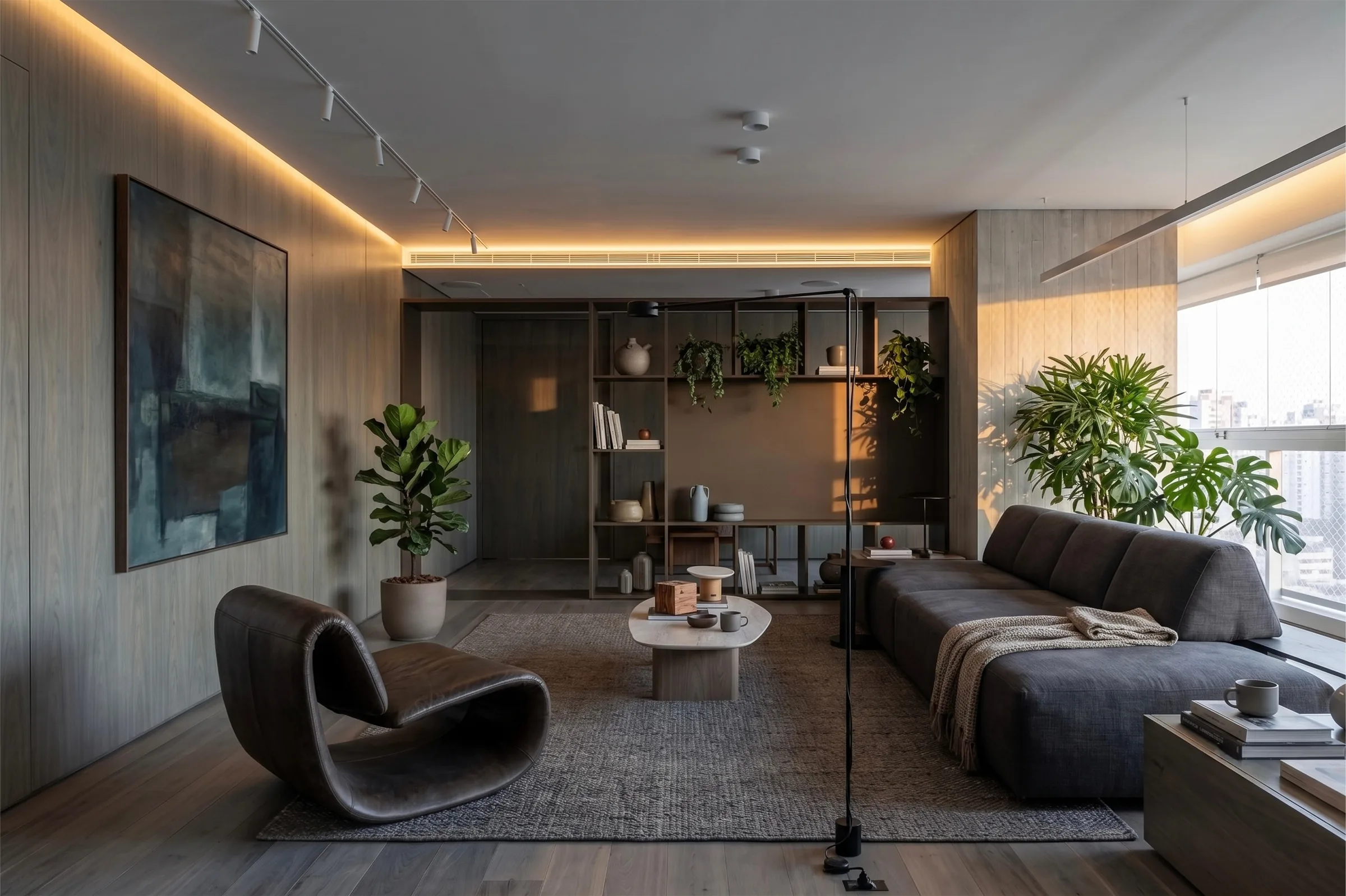 Sala de estar com marcenaria em madeira eucalipto e poltrona de couro caramelo