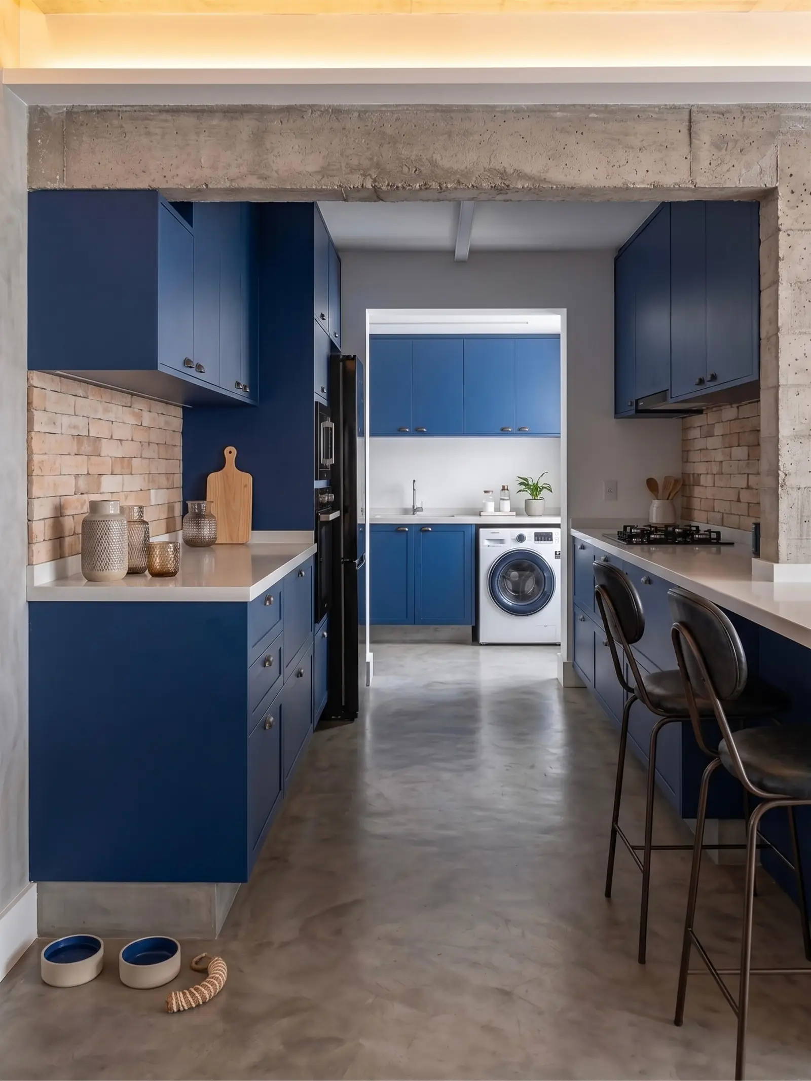 Reforma do Apartamento Mundos: cozinha em azul royal integrada à lavanderia